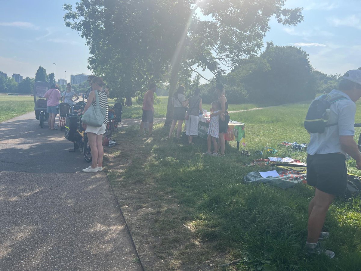 GreenSchoolRuns's tweet image. 🚲🧁Huge thanks to everyone who came out to our Cargos & Cakes event — especially those who rolled up on their cargo bikes and shared their knowledge and passion!
We’re excited to build a cargo bike community right here in Camden. Interested in joining us? Drop us a message! 💬✨