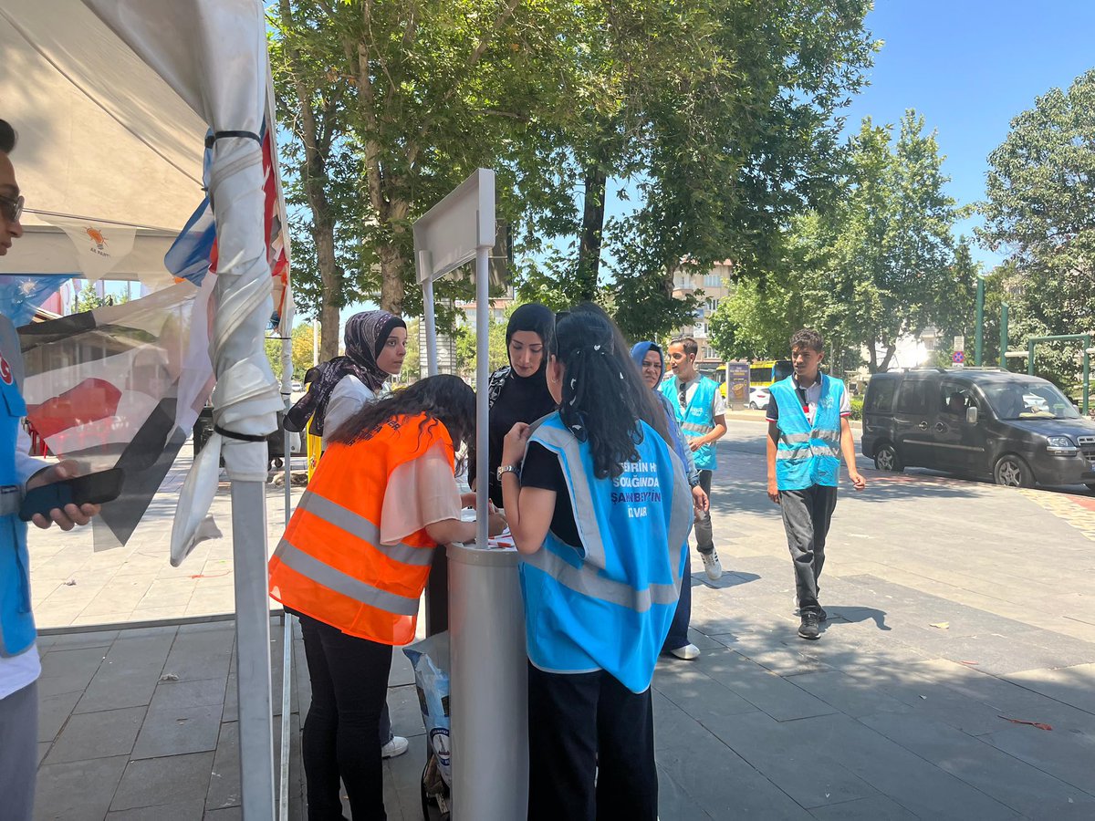 📍 SANKO PARK

AK Parti Şahinbey Gençlik Kolları olarak Sanko Park’ta gerçekleştirdiğimiz stant çalışmamızda vatandaşlarımızla bir araya geldik, genç kardeşlerimizi teşkilatımıza dahil ettik. ✅

Her yeni üye, bu kutlu yürüyüşte omuz omuza vereceğimiz bir yol arkadaşı demek.