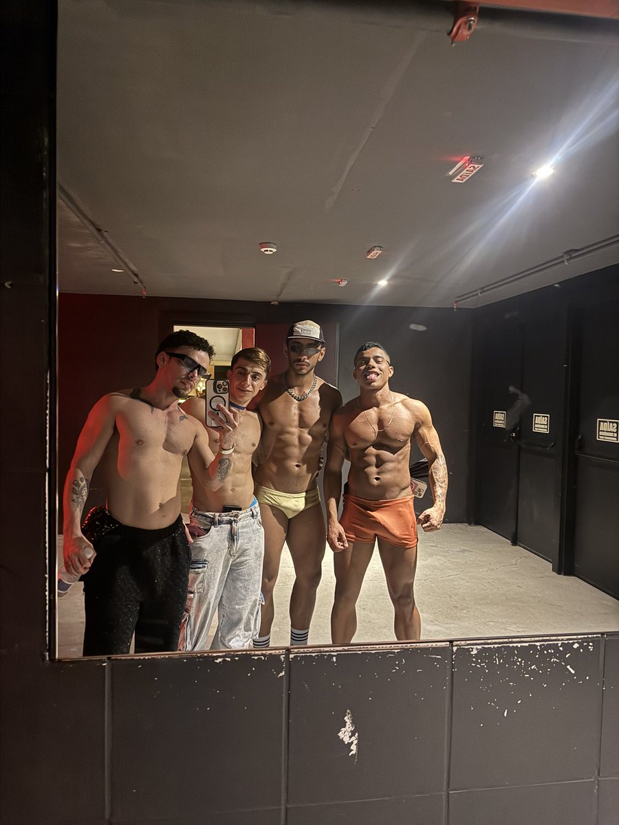 Amanhã vou postar esse vídeo incrível desses 3 putos me mamando na High clube - SP