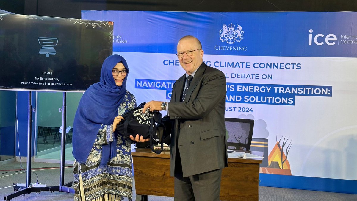 CheveningFCDO's tweet image. On #WomenInEngineering Day, we celebrate #Cheveners inspiring the next generation.
Meet Ayesha, a Chevening alumna and engineering expert driving sustainability at Pakistan’s only integrated power utility 💡🔧
Read her story: chevening.org/a-chevening-al…
#INWED2025