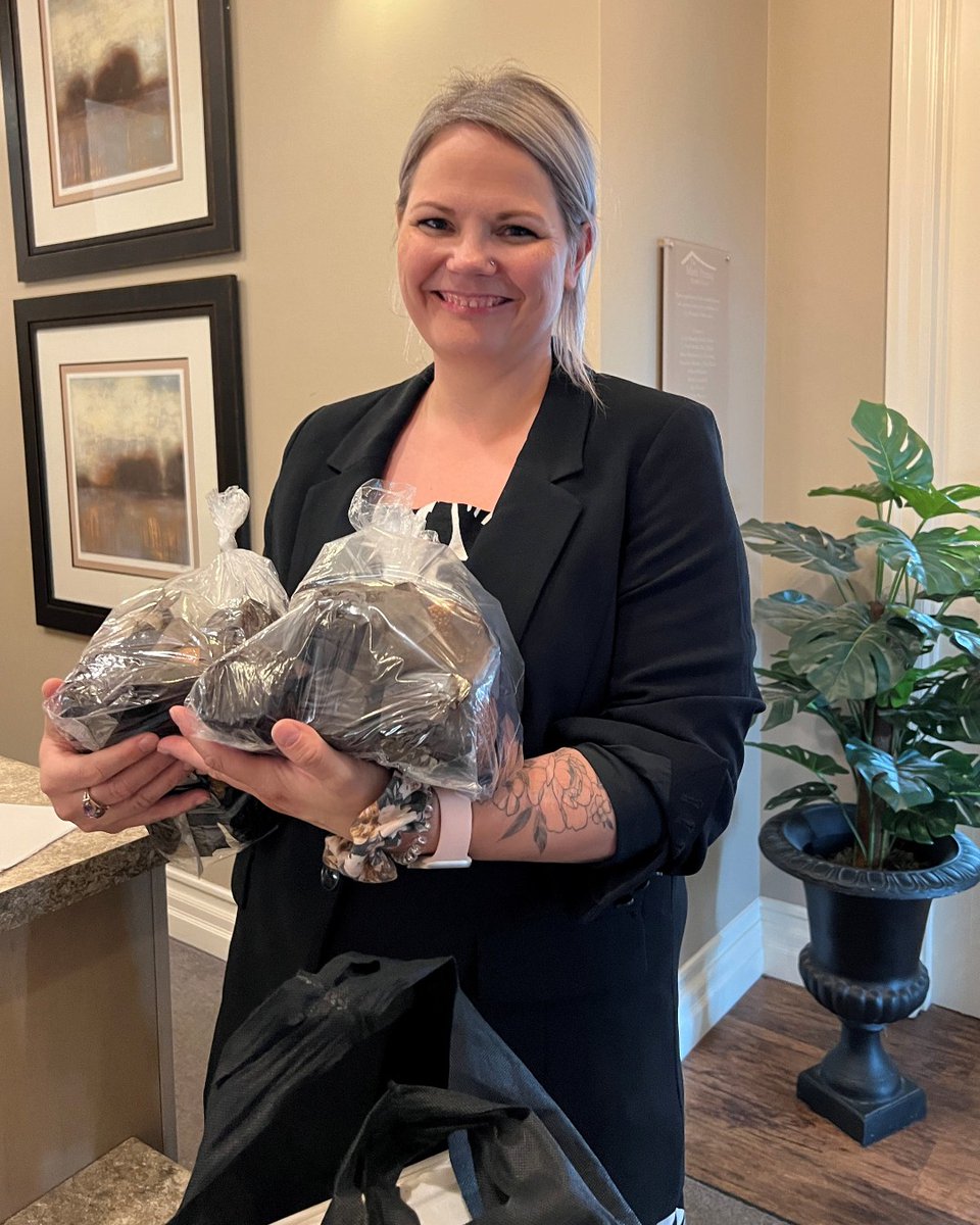 Leah from the McMaster Cardiac Surgery Residency Program stopped by over the weekend with a donation of muffins and salads for our guests.
You can help too. Visit markpreecehouse.ca/how-you-can-he… for more information.
#MarkPreeceFamilyHouse #MPFH #HamON #HamOnt @maccvsx