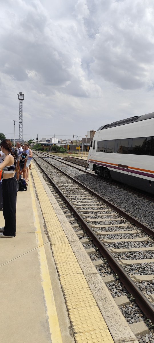 AtramMs's tweet photo. Precioso esto se tener aquí a pleno sol a nosecuantas personas más de media hora porque no habéis previsto bien lareapertura de la vía, eh @Renfe @Inforenfe https://t.co/mMY3S9qKRl