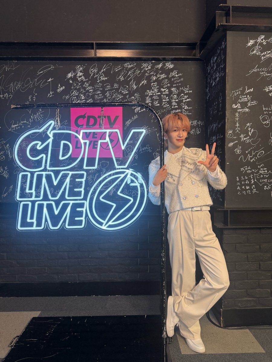 mazzel_official's tweet photo. ピンク髪、成瀬一生役のNAOYAです！

CDTVありがとうございました！
アイドルのキラキラ衣装が可愛くて幸せでしたっ！🌟

この世界観のまま、映画では国民的アイドルとして活躍してるので、ぜひみなさん劇場に足をお運び下さいっ！

@TBSCDTV  #CDTVライブライブ
@kimibetsu_movie 
#映画君がトクベツ #君ベツ #ライクレ 
#NAOYA #MAZZEL