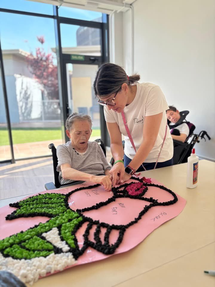 Els nostres nois i noies han creat la seva pròpia catifa de Corpus!
A la <a href="/funavemaria/">Fundació Ave Maria</a> hem volgut sumar-nos-hi un any més. Hem treballat molt per fer la, encara  que passa desapercebuda pels visitants de   <a href="/corpusdesitges/">Corpus de Sitges</a> A veure si l’any que ve formem part de les de l’ <a href="/AjSitges/">Ajuntament de Sitges</a>