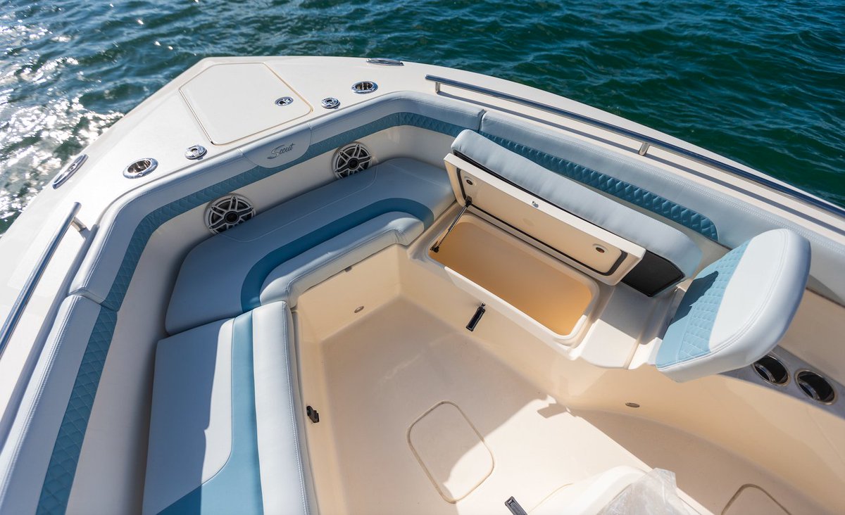 Luxury that bites back. The 260 LXF delivers convenience and safety with enclosed windshields, a side dive door, and walkable transom. In-floor fish boxes and a forward lounge seat blend performance with versatility. Explore more: scoutboats.com/model/260-lxf/