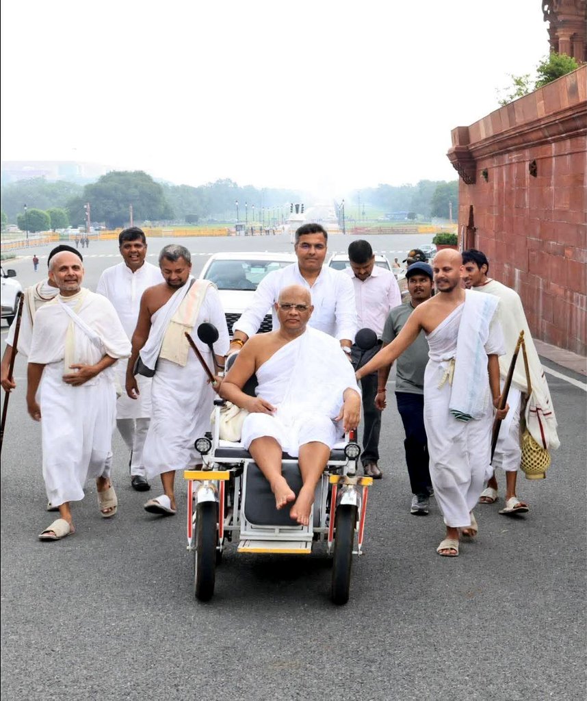 आज भारत की आदरणीया राष्ट्रपति श्रीमती द्रौपदी मुरमू जी से जैन समाज के पूज्य संतों दिव्य तपस्वी आचार्य हँसरत्नसूरीश्वरजी महाराज साहेब जी, युवा प्रवचनकार आचार्य श्री तत्वदर्शनसूरीश्वरजी महाराजा जी, गणिवर्य मुनिश्री धर्मध्यानविजय महाराज साहेब जी, मुनिश्री काश्यपरत्न महाराज साहेब जी,