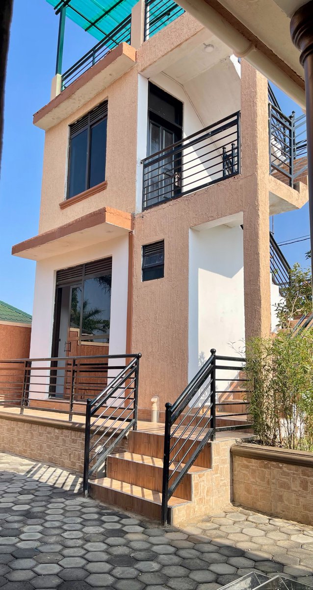 itsmukasa's tweet photo. HOUSE FOR SALE – KIRA

🏠 Newly-Built 5 Bedroom House
🔹 3 Bed Main House + 2 Bed Guest Wing
🛁 6 Bathrooms (4 Main, 2 Guest)
🚗 Full Tarmac Access
📍 Prime Kira Location
📜 Ready Private Mailo Land Title
Whatsapp or Call 📞 +256700592559
💰 Asking Price: UGX 570M (USD158,000) https://t.co/nFfinU3GEi