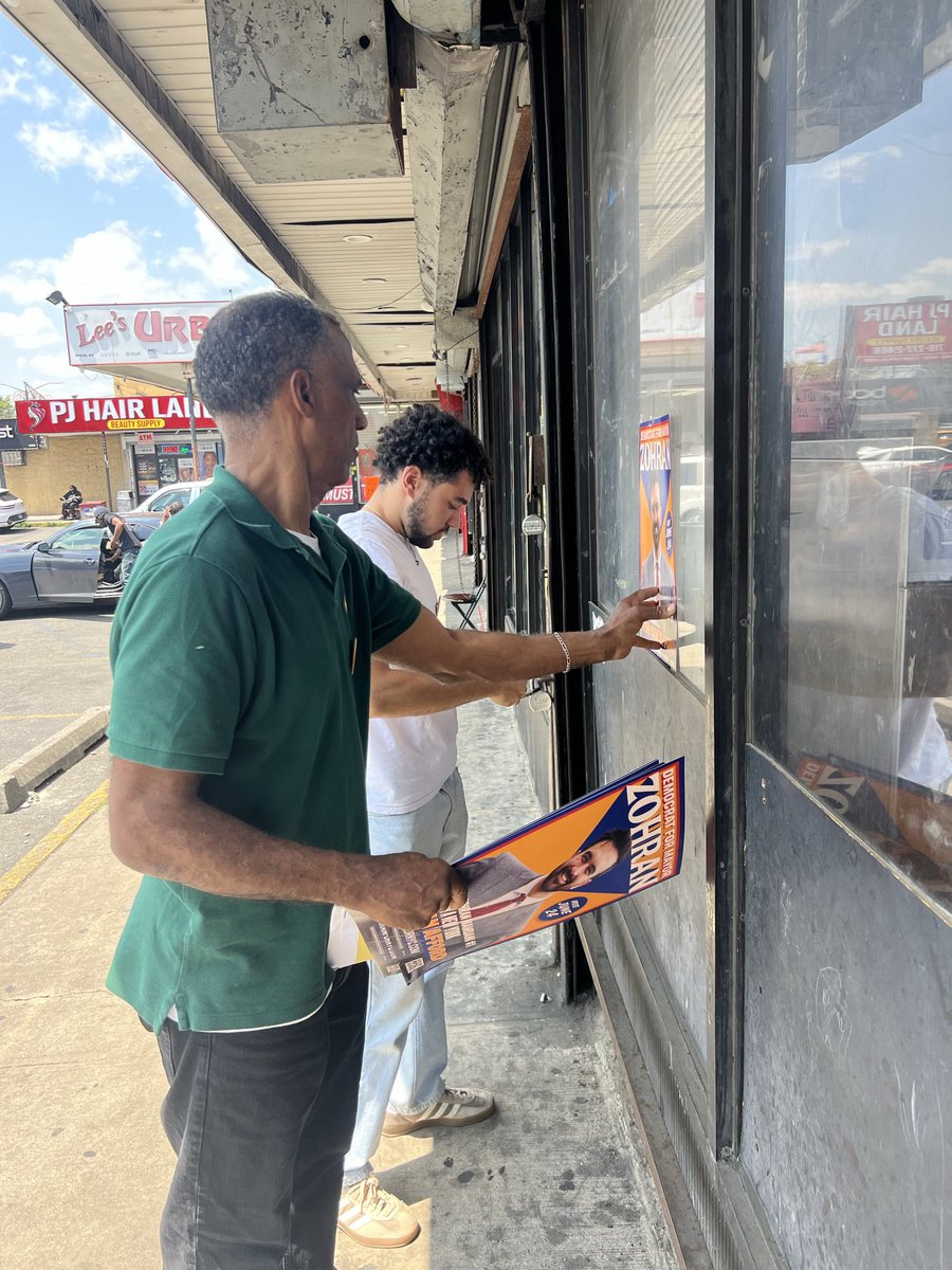 WorkersUnitedNY's tweet photo. This weekend our members were getting out the vote for @ZohranKMamdani!

We know he will fight for dignity, justice, and a city that puts everyday New Yorkers first. Rank him and @bradlander in your top 2 and #dontrankcuomo.

Tomorrow is Election Day. LET'S GO. https://t.co/ApKXw1zODa