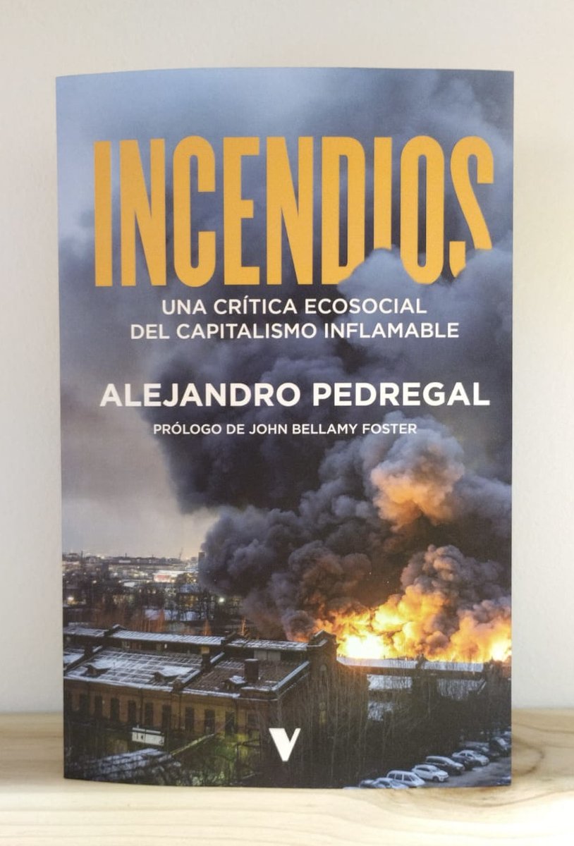 Hoy, coincidiendo con San Juan, cuando el fuego se enciende para purificar, cerrar ciclos y alumbrar otros, recibo las copias de 'Incendios'. 
Hoy también llega a librerías.
Vamos con un🧵sobre los incendios que articulan el libro, así como sobre el sistema que los enciende...🔥