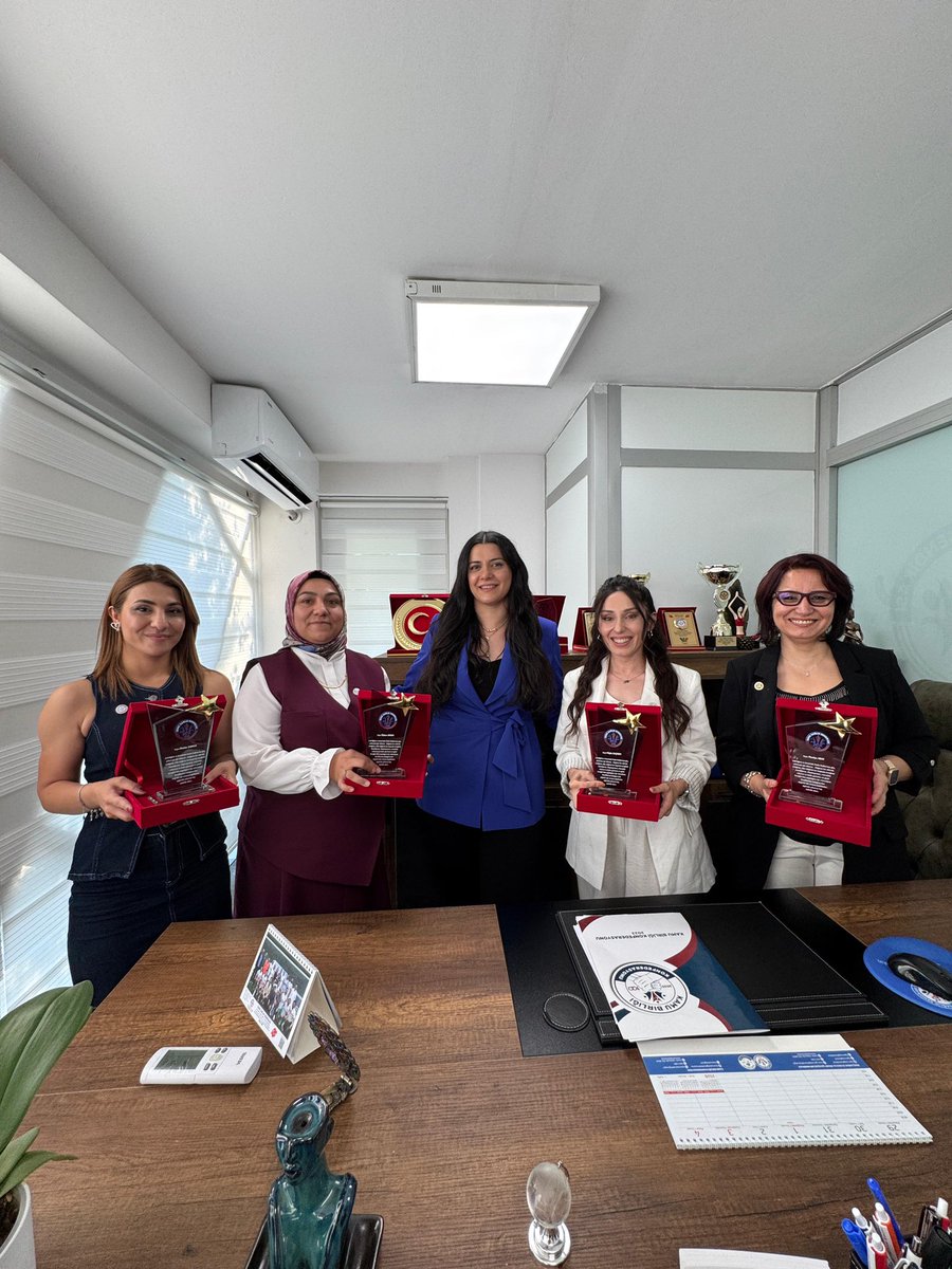 Ankara’da düzenlenen Kadınlar Kolu Komisyonu toplantısına katılım sağladık  . Bir kez daha kadının gücünün toplumsal açıdan ne kadar kıymetli ve sağlık camiasında ne kadar önemli bir parça olduğumuzu anladık . 
<a href="/gencsagliksend/">Genç Sağlık Sendikası</a> 
<a href="/Sevdakocaa/">Sevda Koca</a> 
<a href="/gsskadin/">Genç Sağlık Sendikası Kadın Kolları</a>