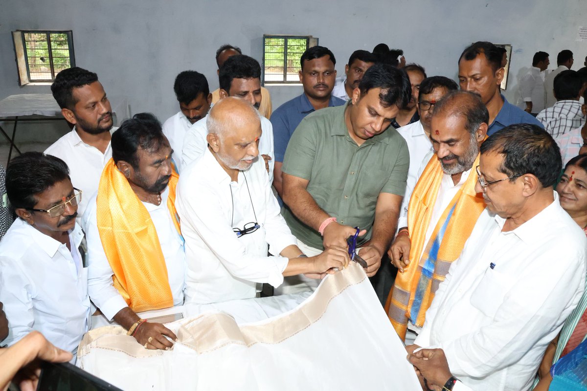 సిరిసిల్ల పట్టణంలోని ఇందిరానగర్ వ్యవసాయ మార్కెట్ యార్డ్ ఆవరణలో ఇందిరా మహిళా శక్తి కార్యక్రమంలో భాగంగా ఉత్పత్తి చేస్తున్న చీరల నాణ్యత, సేకరణ కార్యక్రమంలో ప్రభుత్వ విప్, వేములవాడ శాసనసభ్యులు శ్రీ ఆది శ్రీనివాస్ గారు, స్థానిక ప్రజాప్రతినిధులతో కలిసి పాల్గొనడం జరిగింది.