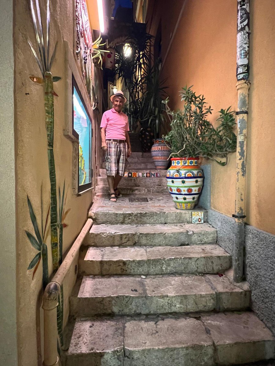 skuyucuoglu33's tweet photo. Savoca köyünden Taorminaya geçiyoruz. Taormino sahilde turistik kasaba, çok güzel. Dar bir kıyı ve arazi birden 350/400 metre yükseliyor. Yamaç çok dik. Aşağıdaki plajlara finiküler ve otobüsler iniyor.
Kasaba yukarıda şirin ve muazzam manzaralar var. https://t.co/sX8ccxs7Ug