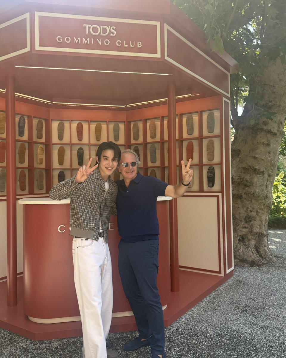 Jungwoo called Andrea Della Valle
( vice chairman of Tod’s SpA ) as “Italian uncle” on bubble.

#JUNGWOOxTodsSS26 #TodsSS26 #GomminoClub <a href="/tods/">Tods</a>