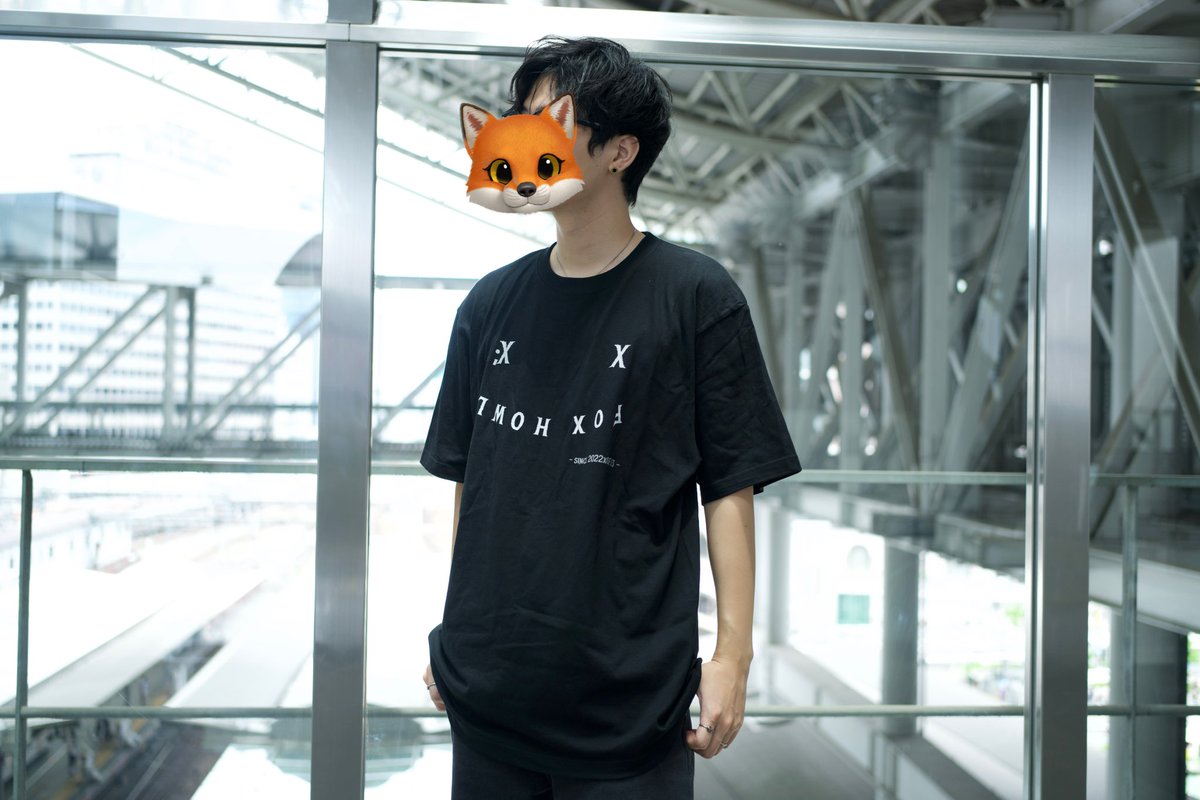 yutas_0's tweet image. 【🦊たそぐっず2025🦊】

第1段 Fox HowlTシャツ‼️

最高にオシャレで今のトレンドっぽいデザインにしてみました。
小さな文字で書いてある日付なんの日付かな？

正面も可愛いけど、首裏のHFのプリントもめっちゃ可愛いです🥳

明日はキャップを出す予定です🧡

#HF #HOWLFOX #FOXEYES