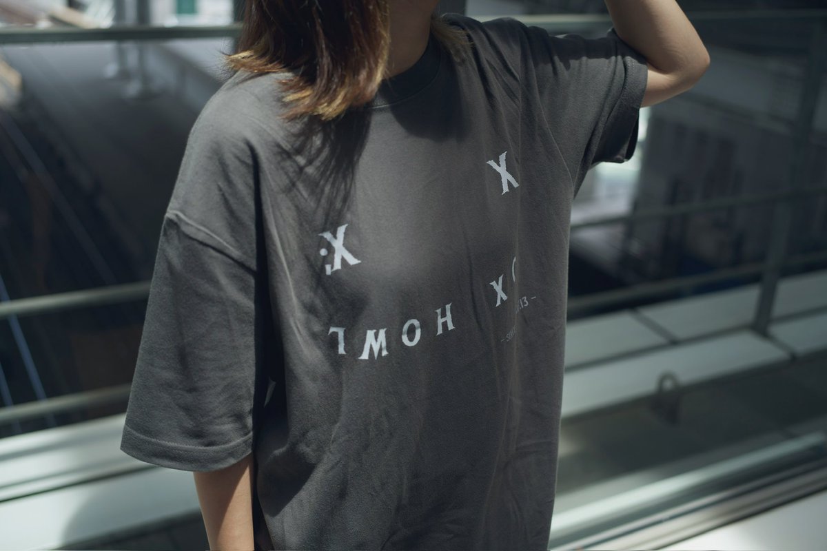 yutas_0's tweet image. 【🦊たそぐっず2025🦊】

第1段 Fox HowlTシャツ‼️

最高にオシャレで今のトレンドっぽいデザインにしてみました。
小さな文字で書いてある日付なんの日付かな？

正面も可愛いけど、首裏のHFのプリントもめっちゃ可愛いです🥳

明日はキャップを出す予定です🧡

#HF #HOWLFOX #FOXEYES