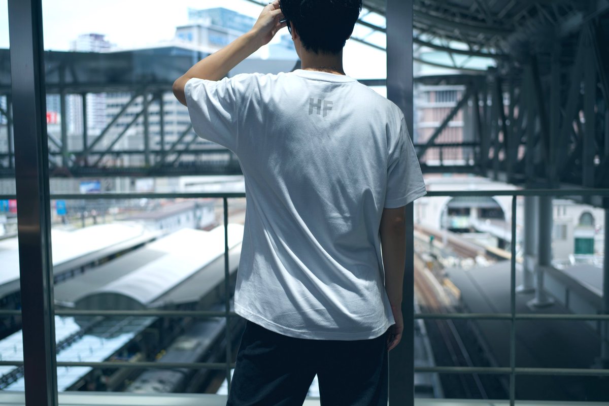 yutas_0's tweet image. 【🦊たそぐっず2025🦊】

第1段 Fox HowlTシャツ‼️

最高にオシャレで今のトレンドっぽいデザインにしてみました。
小さな文字で書いてある日付なんの日付かな？

正面も可愛いけど、首裏のHFのプリントもめっちゃ可愛いです🥳

明日はキャップを出す予定です🧡

#HF #HOWLFOX #FOXEYES