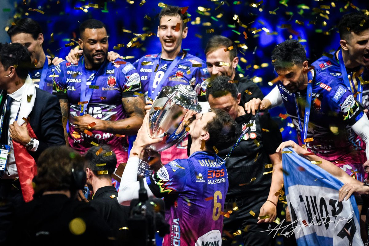 ❗️OFICJALNIE:

🇮🇹 SIR SAFETY SUSA PERUGIA 
SEZON LIGOWY 2025/2026.:

🔴⚫️ T: Angelo Lorenzetti 🇮🇹

🔴⚫️ S: Simone Giannelli 🇮🇹
🔴⚫️ S: Bryan Argilagos 🇮🇹

🔴⚫️ OP: Wassim Ben Tara 🇹🇳
🔴⚫️ OP: Gabrijel Cvanciger 🇭🇷

🔴⚫️ MB: Roberto Russo 🇮🇹
🔴⚫️ MB: Federico Crosato 🇮🇹
🔴⚫️ MB: