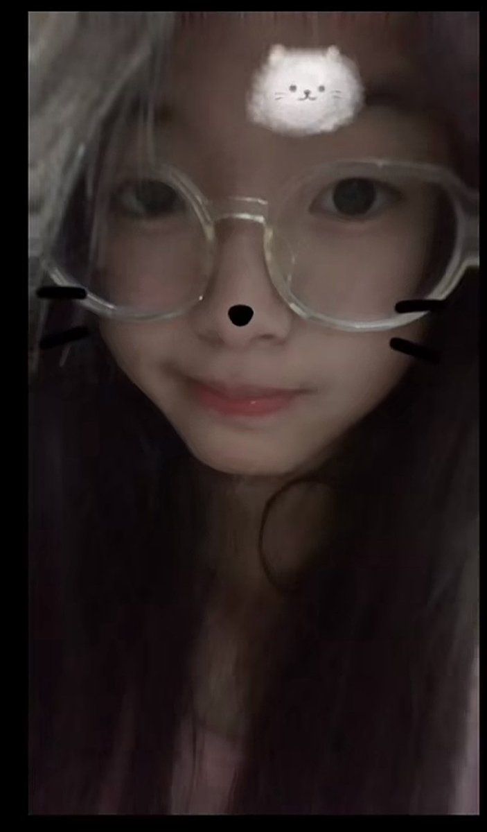 隔壁邻居，在校女大学生，一双白色AJ被穿的鞋垫黢黑，看着她朋友圈里的照片，狠狠给她保养，让她上学穿
#大学生 #打胶