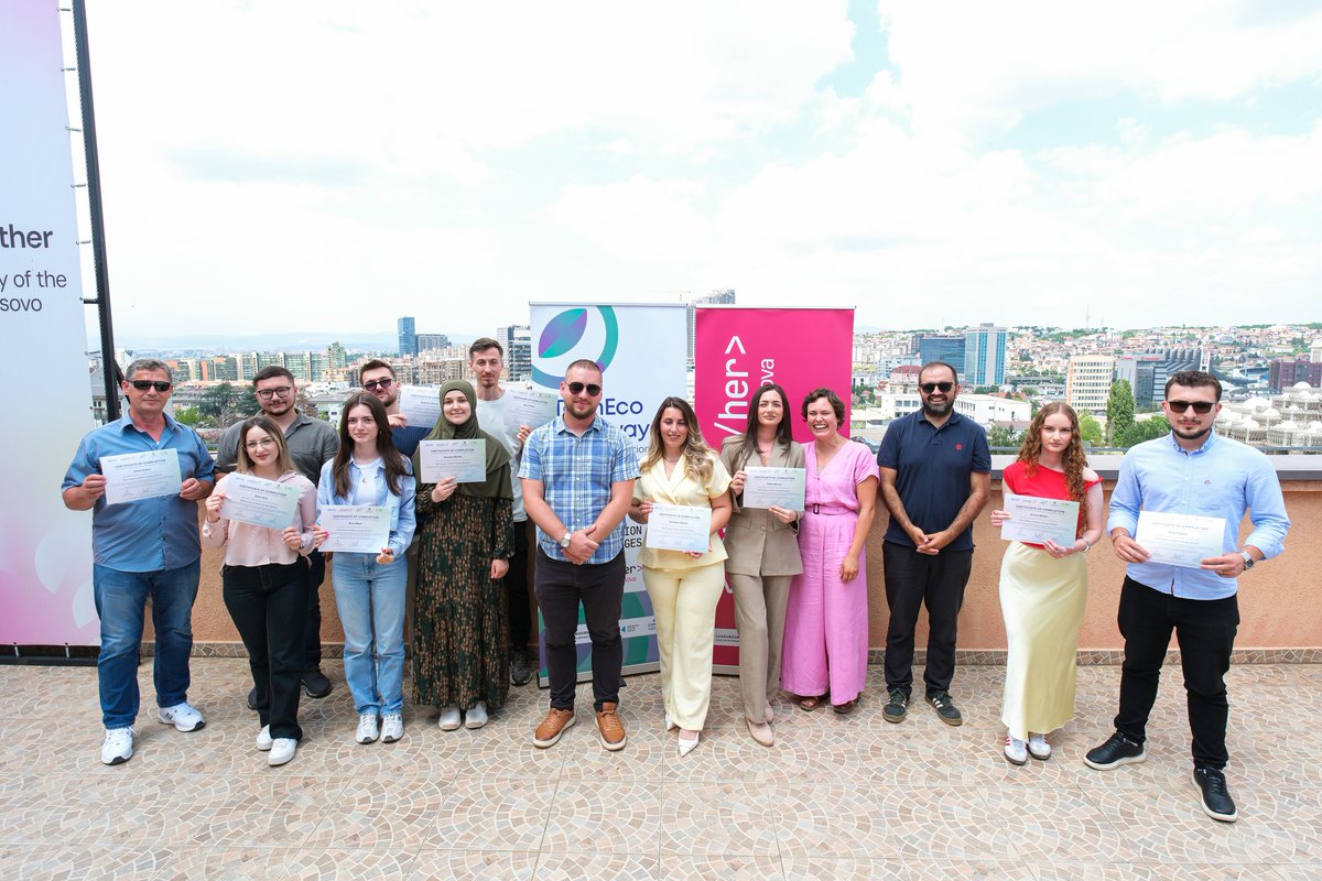 Urime bursistëve të programit "Energjia Solare dhe Bateritë" përfundimi i suksesshëm i programit tre-mujor të trajnimit intenziv, të udhëhequr nga kompania Elen, me mbështetje të <a href="/LuxDev_HQ/">LuxDev</a> #LuxDev <a href="/cooperation_lu/">Luxembourg Aid & Development</a> . Ju priftë e mbara!