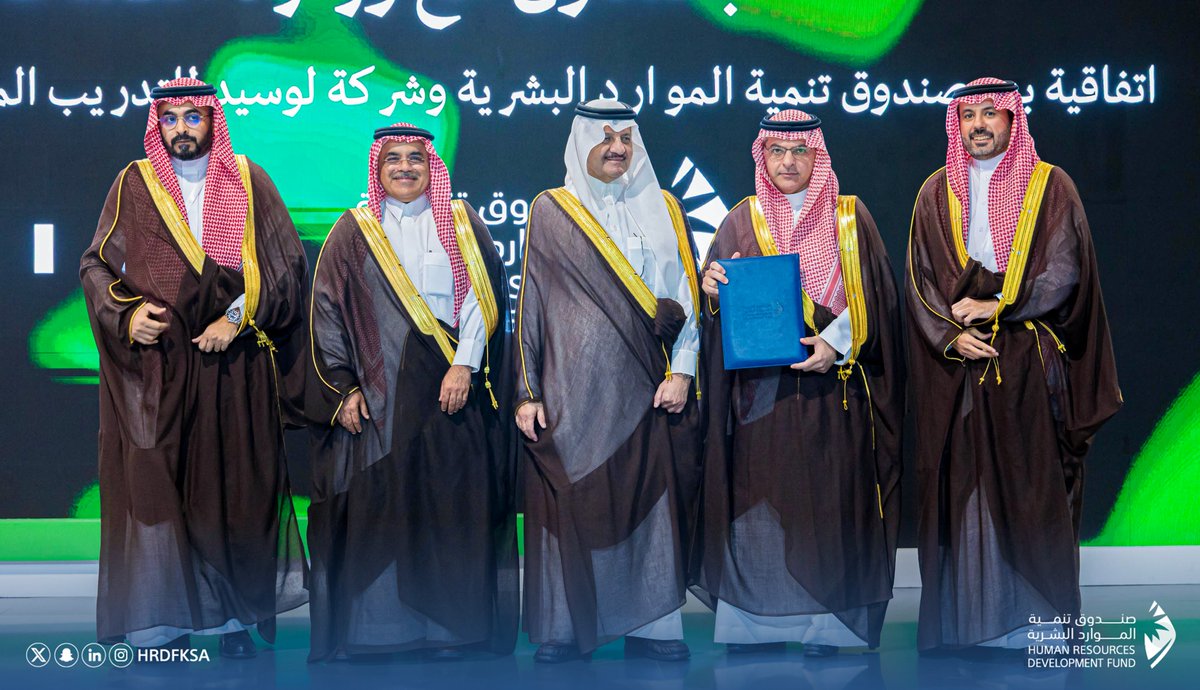 أبرم #صندوق_تنمية_الموارد_البشرية 3 اتفاقيات نوعية مع شركاء استراتيجيين، بدعم يتجاوز 100 مليون ريال، لتدريب وتأهيل الكوادر الوطنية في قطاع الصناعة، ضمن مجالات نوعية تشمل السيارات الكهربائية، والهندسة، والسلامة، والتقنيات الدقيقة، بما يعزز المواءمة مع احتياجات سوق العمل.