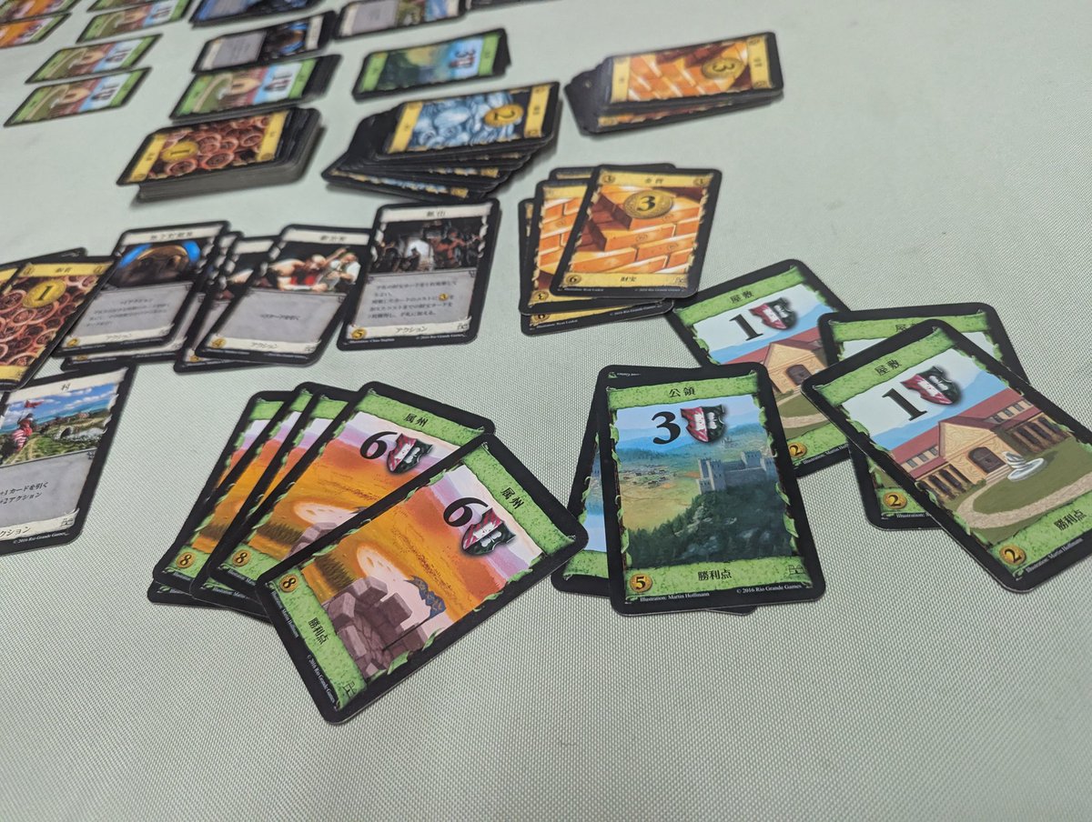 本日月曜会。なにはともあれカタン。なんと昨日から引き続き三連勝。最近勝てなかったのでたまには良いだろう。
今日は軽くという事なので、何かあるか？と言って出てきたのがドミニオン。うまく村鍛冶が回ってくれました。
今日は王道２連戦でしたが、やはり王道と呼ばれるに足る楽しさがあるよな。