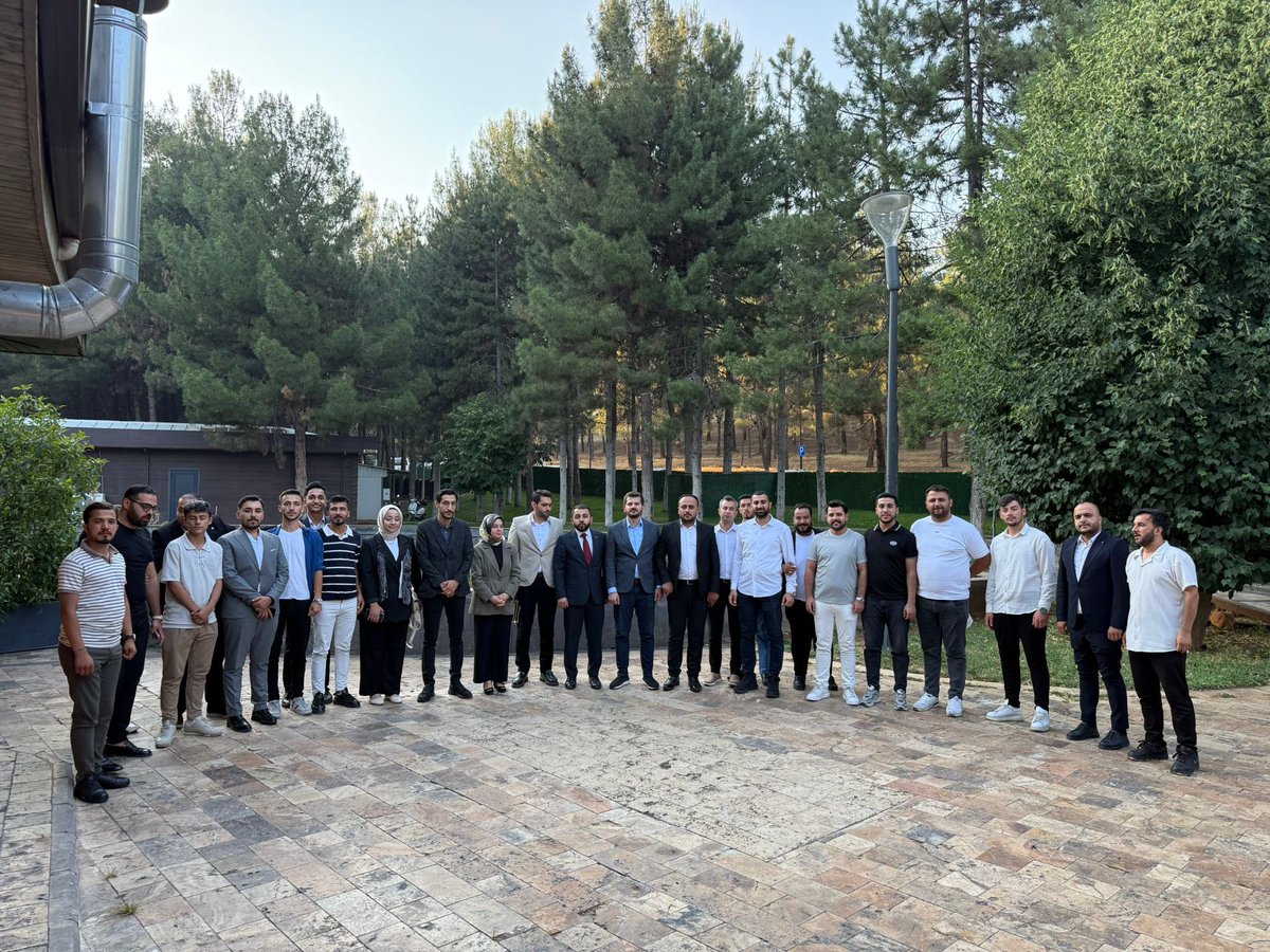 📍Genç Esnaf Buluşması

Genel Başkan Yardımcımız, Sivil Toplum ve Halkla İlişkiler Başkanımız Sn. Abdullah Uçan ve bölge koordinatörlerimizin katılımlarıyla, şehrimizdeki kıymetli genç esnaflarımızla bir araya geldik.

Alın teriyle üreten, hayalleriyle yol açan genç