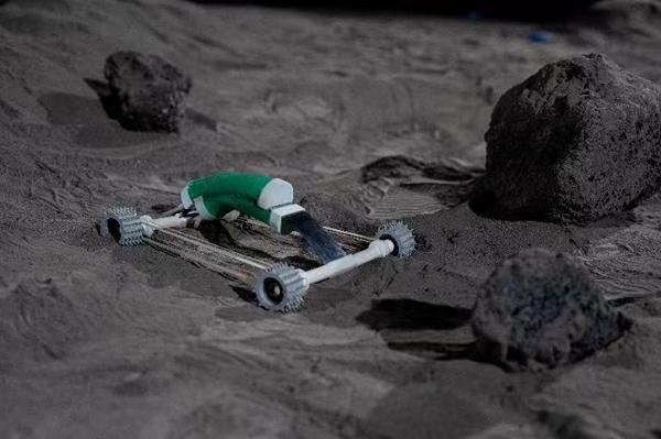 Northwestern Polytechnical University students propose rover with smaller hopping craft for lunar exploration. news.cctv.com/2025/06/23/ART…