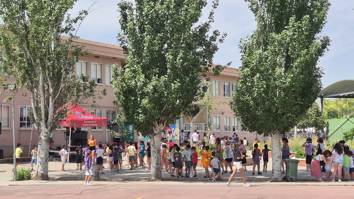 Hoy despedimos el curso con una gran fiesta:  juegos divertidos preparados por el alumnado de sexto y música. Lo hemos pasado genial!!!!  Y para terminar, gracias al Ayuntamiento de <a href="/cabezondepisu/">Cabezón de Pisuerga</a>, un DJ nos ha hecho bailar sin parar. Solo nos queda decir:
"FELICES VACACIONES"
