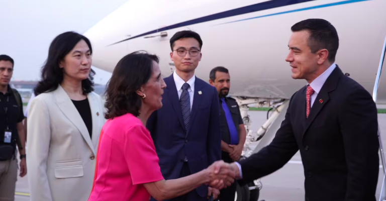🇪🇨🤝🇨🇳 | Noboa en China
Primera gira internacional del presidente incluye reuniones clave con líderes asiáticos y una agenda para posicionar a Ecuador en el mundo
 expedientes.ec/daniel-noboa-i…

#DanielNoboa #DiplomaciaEC #China #Asia