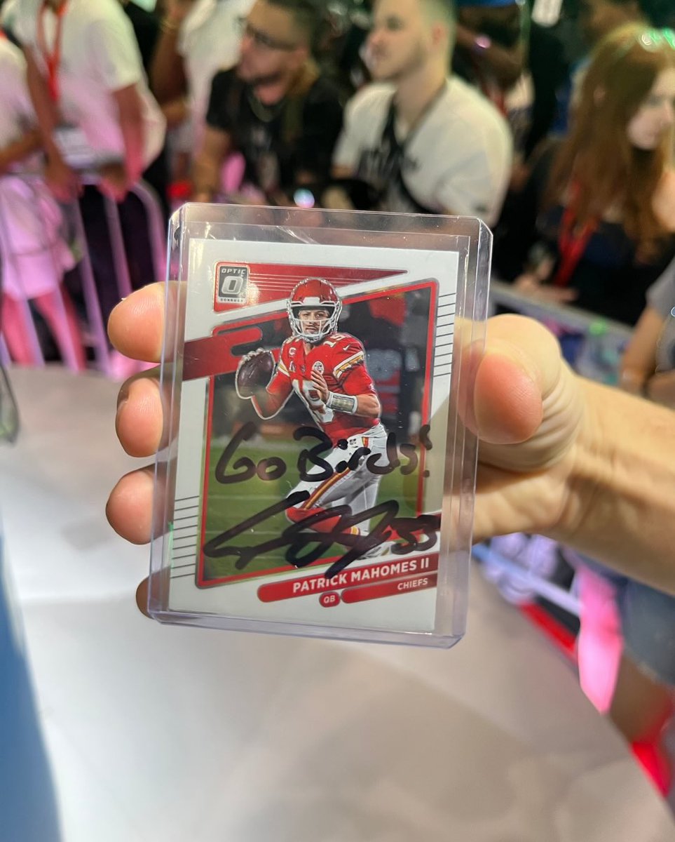 _EagleTimes's tweet photo. Cooper DeJean wrote ‘Go Birds!’ on a Patrick Mahomes trading card 😂 https://t.co/eapl0UEiK3
