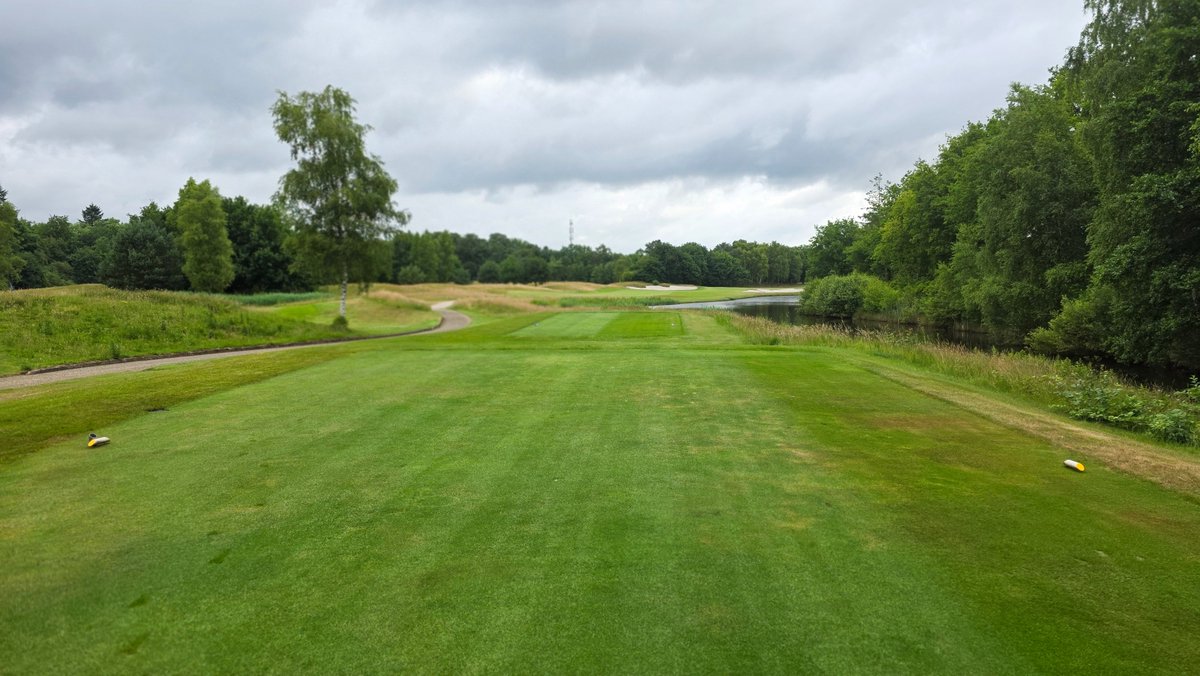 The par 4 7th at De Lage Vuursche in Holland. As I received 25 (!) strokes with my 17 HCP from the recommended yellow tees (6038 meters) so I decided to play from blue tees with 21 strokes. (5640 meters). That was a good decision.