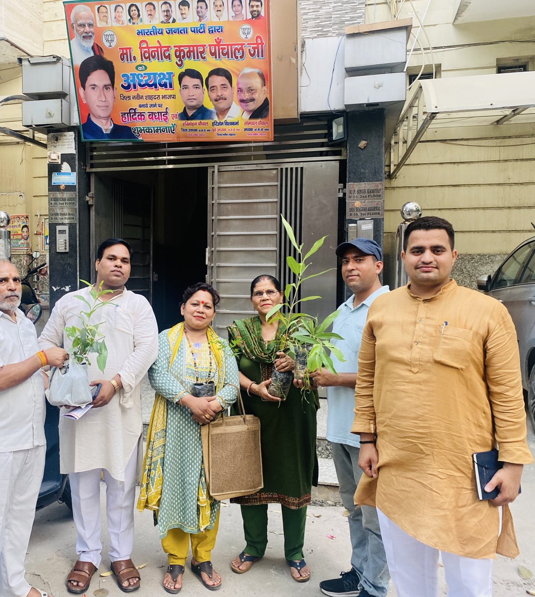 PunitTyagiBjp's tweet photo. आज श्यामा प्रशाद मुखर्जी की पुण्यतिथि पर जिला कार्यालय पर प्रदेश उपाध्यक्ष राजकुमार भाटिया जी का बोधिक रहा, जिले के सभी मंडल व जिले के देवतुल्य पदाधिकारी व कार्यकर्ताओं का भी रहना हुआ॥ https://t.co/8mXCeyBz8O