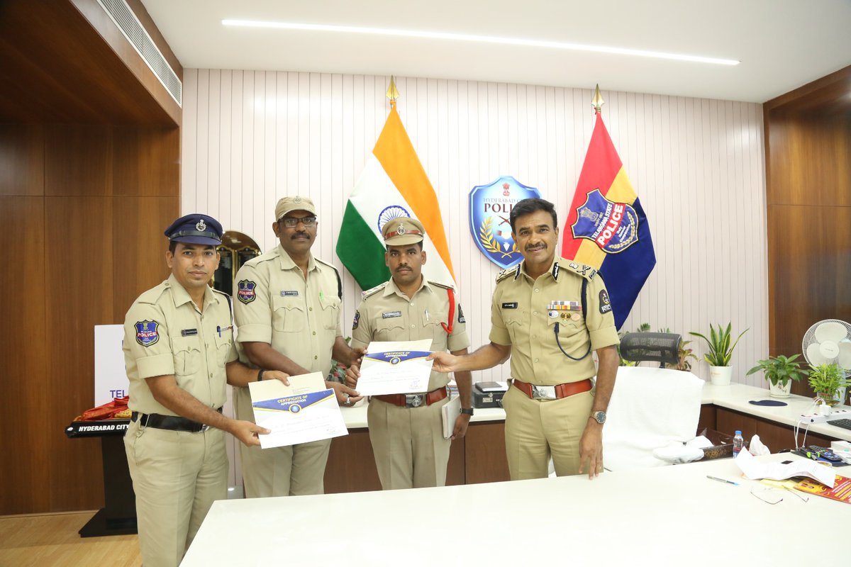 NewsMeter (@newsmeter_in) on Twitter photo #Hyderabad---
#Dial100 Miracle: Hyderabad constables recover gold-filled bag in minutes
Constables B. Purushottam Kumar & Y. Vijay Kumar recovered a lost bag at #Lakdikapool Bus Stop with 8 tolas #gold, Rs 15,000 cash & mobile all safely returned to the owner.
<a href="/hydcitypolice/">Hyderabad City Police</a> #Hyderabad---
#Dial100 Miracle: Hyderabad constables recover gold-filled bag in minutes
Constables B. Purushottam Kumar & Y. Vijay Kumar recovered a lost bag at #Lakdikapool Bus Stop with 8 tolas #gold, Rs 15,000 cash & mobile all safely returned to the owner.
<a href="/hydcitypolice/">Hyderabad City Police</a>