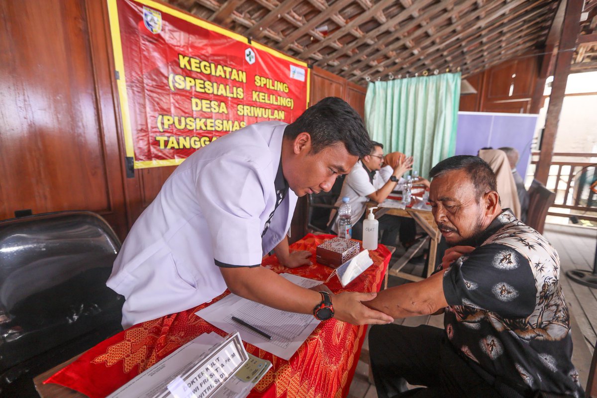 komdigi_jateng's tweet photo. Program Dokter Spesialis Keliling (Speling) yang dicanangkan Gubernur Jateng Ahmad Luthfi hingga kini telah menyasar sebanyak 152 desa di 32 kabupaten/kota. 

#NgopeniNglakoni #Speling https://t.co/KWQs2DB06b