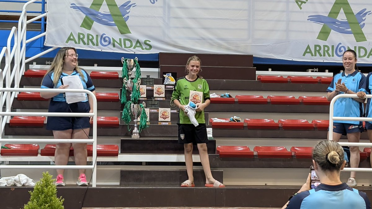 El Bizkerre Alevin Kandelu ha ganado el Torneo @sellacup  con Ariane proclamada como mejor portera del torneo 👏🏽👏🏽👏🏽👏🏽👏🏽💙