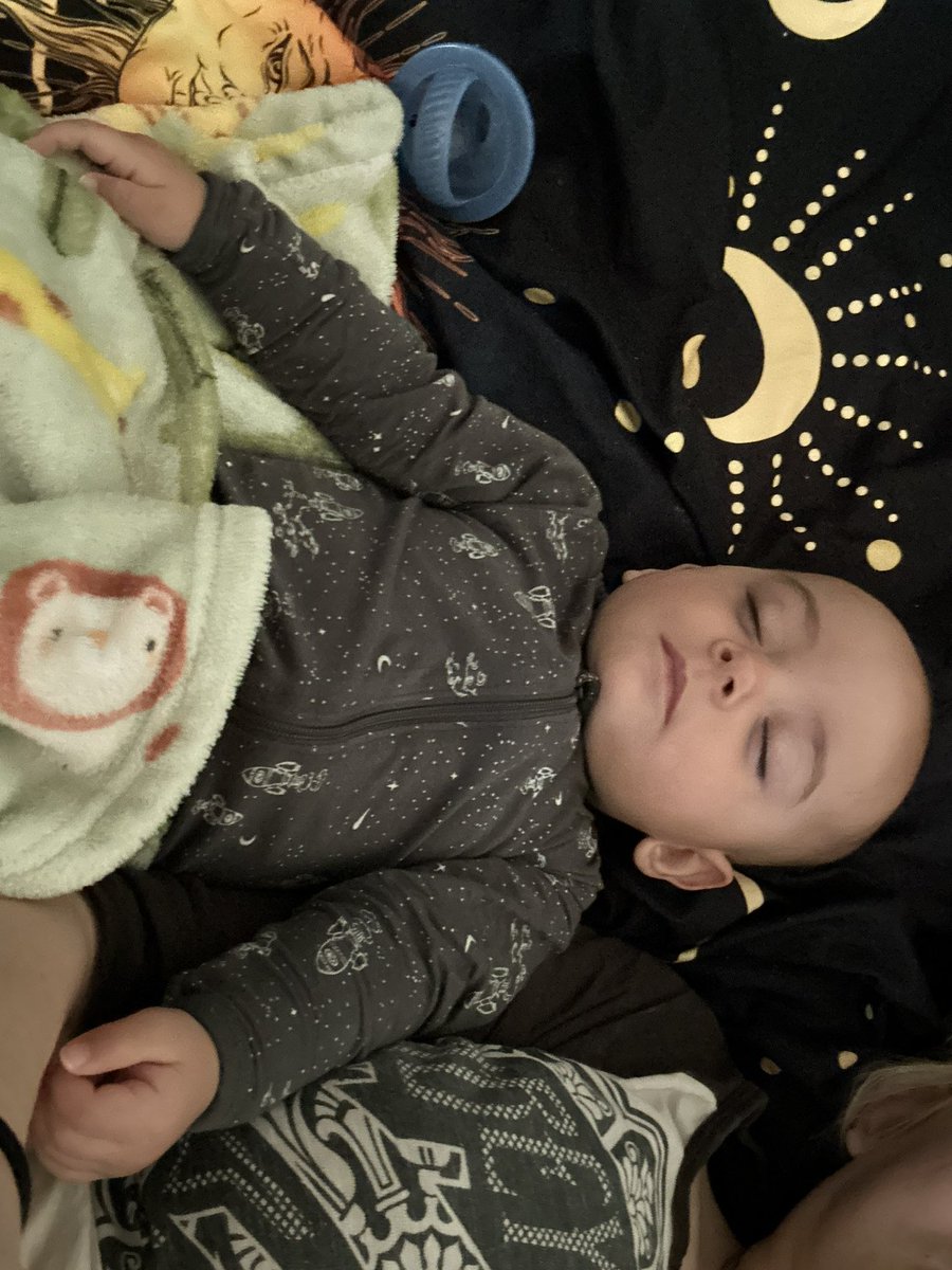 Every time this little man stretches in his sleep he farts and I think it’s the funniest thing in the world 😭