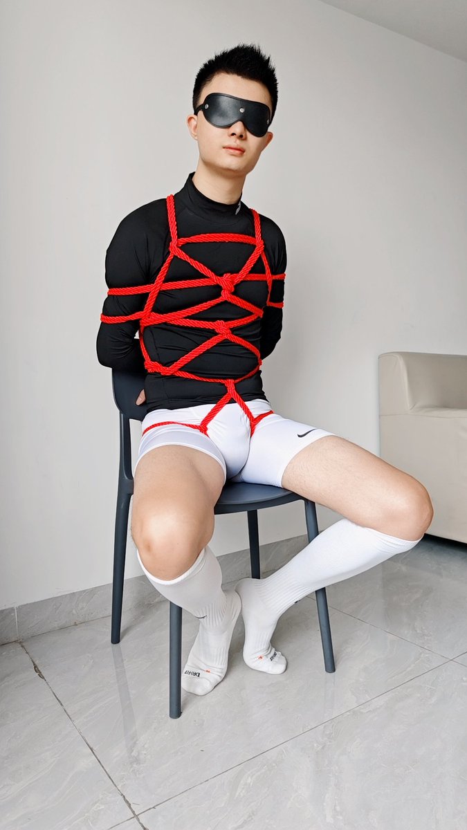 足球小将为了得到上场的机会甘愿下海当绳模，不断游走的绳子和视觉的确实，逐渐挑起小将的性欲，裆部鼓起的大包开始偷偷流水！