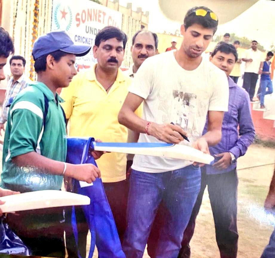 IndiaHistorypic's tweet photo. Young  @RishabhPant17 Taking Autograph of Indian Cricketer Ashish Nehra https://t.co/xe2cLDoJui