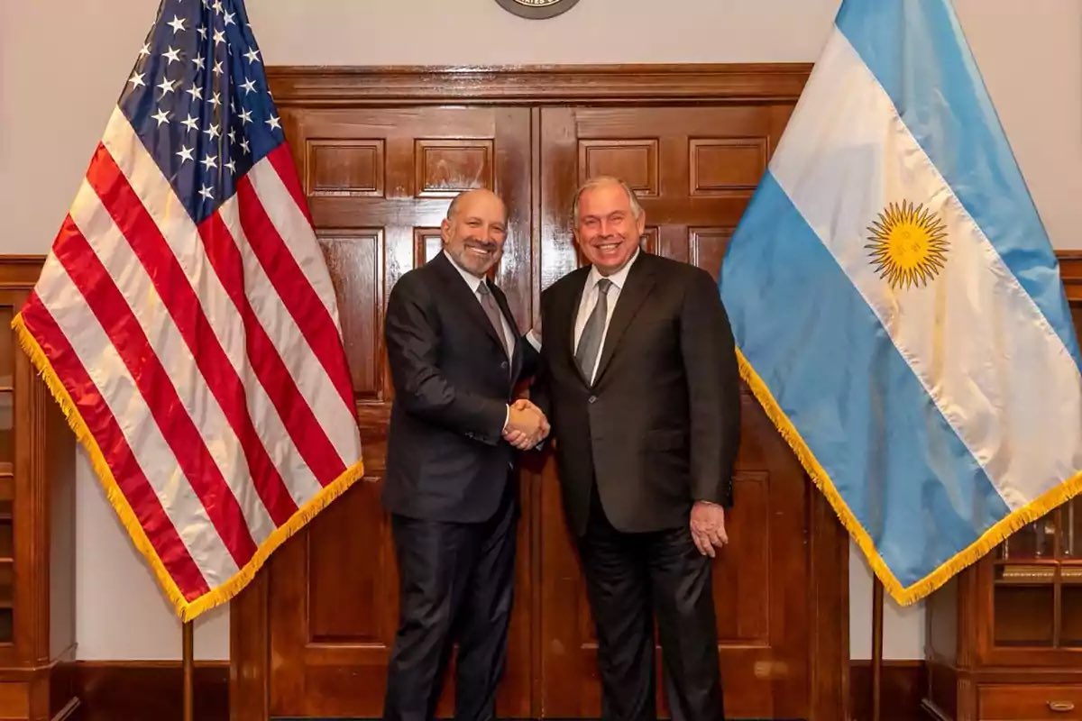 ISBfinanzas's tweet photo. 🇦🇷🤝🇺🇸 | Argentina negocia baja de aranceles en EE.UU.

El canciller Werthein se reunió con Jamieson Greer en Washington para tratar la reducción del 10% recíproco.

⚙️ Optimismo en Cancillería por posible avance en aluminio y acero.

$TXAR $ALUA https://t.co/Hv6BOBNUHN