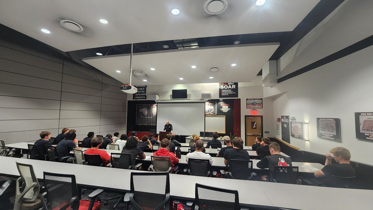 NIUHuskieFund's tweet photo. Mr. Bob Rothkopf speaks with the @NIU_Football freshman class about leadership and perseverance in the face of adversity.
#LifeLessons #TransformationalImpact
#TheHardWay https://t.co/jWYKvONbNH