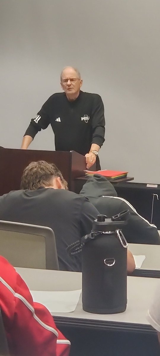 NIUHuskieFund's tweet photo. Mr. Bob Rothkopf speaks with the @NIU_Football freshman class about leadership and perseverance in the face of adversity.
#LifeLessons #TransformationalImpact
#TheHardWay https://t.co/jWYKvONbNH