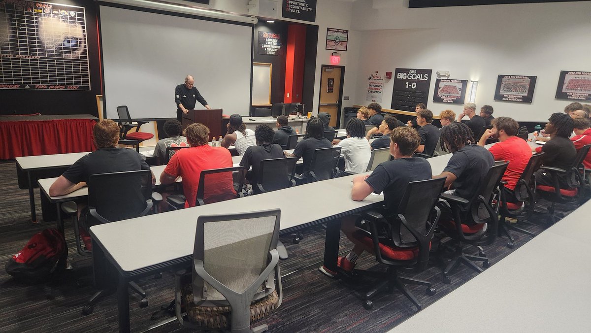 NIUHuskieFund's tweet photo. Mr. Bob Rothkopf speaks with the @NIU_Football freshman class about leadership and perseverance in the face of adversity.
#LifeLessons #TransformationalImpact
#TheHardWay https://t.co/jWYKvONbNH