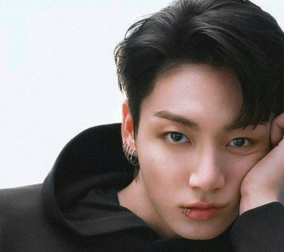 WORLDMUSICAWARD's tweet photo. #V joins #JIMIN and #Jungkook as the only K-Pop Soloists with multiple songs charting for 200 days on the Global Spotify Daily chart as “Winter Ahead (with PARK HYO SHIN)” reaches this Milestone! 💪
🕺❄️💥2⃣0⃣0⃣🕛🌎🎧🏆🇰🇷🐐🐐🐐👑👑👑💜

 #V_WinterAhead https://t.co/fB1XrrqBSS