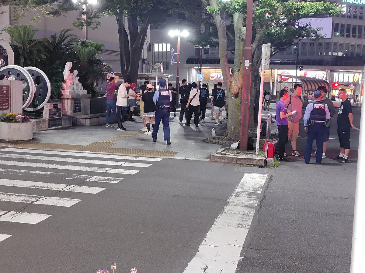 tokyo_tama's tweet photo. 沼津駅前でインド国旗振ってる連中が騒いでて警察来てるんだけど... https://t.co/F2O3py9CzA
