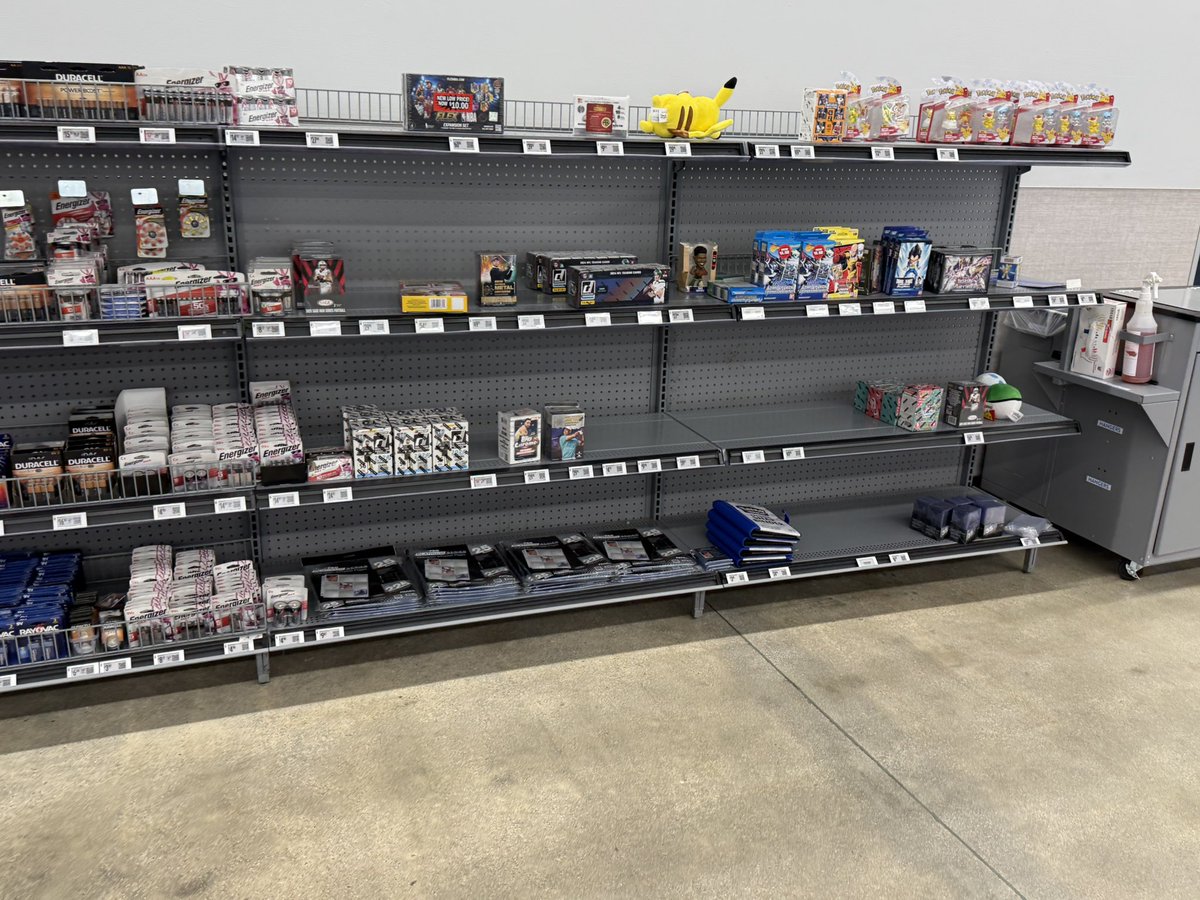 rj3223's tweet photo. @nounscapes @redlands_ie_tcg @TCG_IE_RESTOCKS nothing at Wally Redlands  7:15am https://t.co/IjfrKbNxer