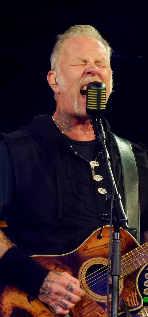 I dont know how I managed to take such beautiful pictures of him 

Night 2