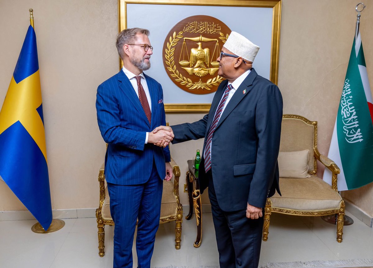 Arlaadi Media (@arlaadimnetwork) on Twitter photo ⚡️LATEST: #Somaliland President <a href="/Abdirahmanirro/">Cabdiraxmaan Cirro</a> on Monday bid farewell to Outgoing Swedish Ambassador <a href="/SwedAmbSomalia/">Ambassador Joachim Waern</a> during a meeting at the presidential palace in the capital city #Hargeisa.
According to a statement, the president expressed appreciation for the continued ⚡️LATEST: #Somaliland President <a href="/Abdirahmanirro/">Cabdiraxmaan Cirro</a> on Monday bid farewell to Outgoing Swedish Ambassador <a href="/SwedAmbSomalia/">Ambassador Joachim Waern</a> during a meeting at the presidential palace in the capital city #Hargeisa.
According to a statement, the president expressed appreciation for the continued