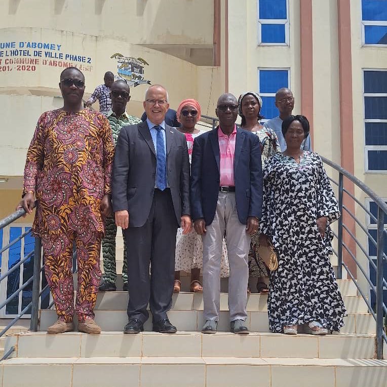 AmbAllBenin's tweet photo. #CoopérationAllemande
En visite à #Abomey j‘avais le plaisir de rencontrer M. le Maire et le conseil communal. J‘ai souligné l’engagement allemand 🇩🇪, y inclus des ONGs 🇩🇪, pour le Bénin 🇧🇯 : formation professionnelle, soutien aux PME, décentralisation & eau
#PlusFortsEnsemble 🫱🏻🫲🏾 https://t.co/X3ewZr8ATC