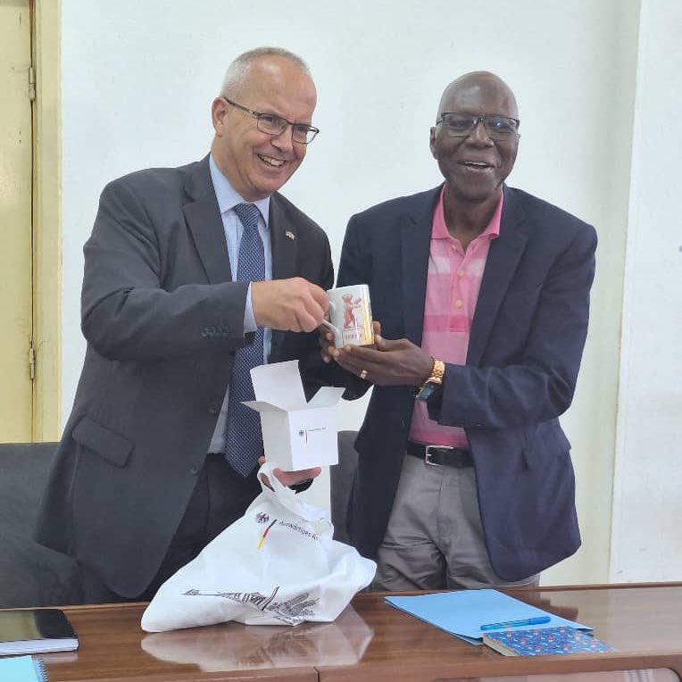AmbAllBenin's tweet photo. #CoopérationAllemande
En visite à #Abomey j‘avais le plaisir de rencontrer M. le Maire et le conseil communal. J‘ai souligné l’engagement allemand 🇩🇪, y inclus des ONGs 🇩🇪, pour le Bénin 🇧🇯 : formation professionnelle, soutien aux PME, décentralisation & eau
#PlusFortsEnsemble 🫱🏻🫲🏾 https://t.co/X3ewZr8ATC