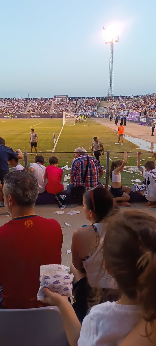 elcapolagarto's tweet photo. Aún con la resaca emocional de haber vivido una noche inolvidable en Jaén, me quedo, sin lugar a duda, con esta imagen. Esto define lo que somos, fuimos y seremos.

Hala Jaén 
@RealJaenCF #pasionheredada https://t.co/rqOvUwwlQL
